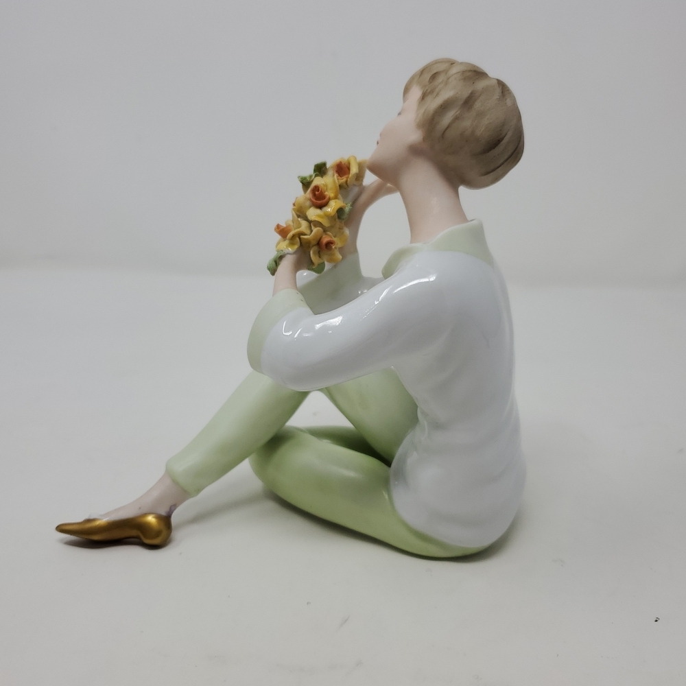 WALLENDORF Figurine Lady Sitting with Bouquet 6.75" Mint 1764 #1757 (2WLL005) - Picture 3 of 13